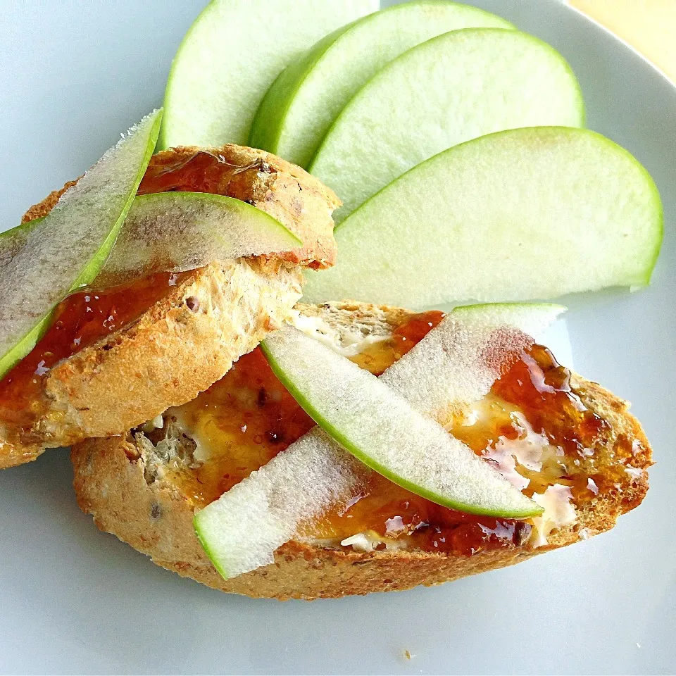 Brie, Apple, & Fig Jam Bruschetta|lindsay robesonさん