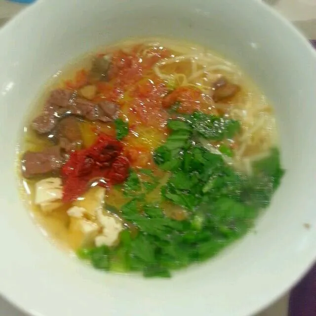 buka puasa with friends..mee soto..its a soup base with beef, coriander & thin yellow noodles.|yapさん