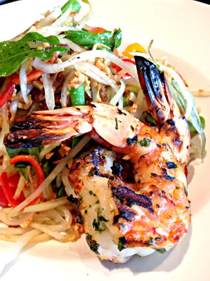 Papaya salad with grilled tiger prawn|12Dragonさん