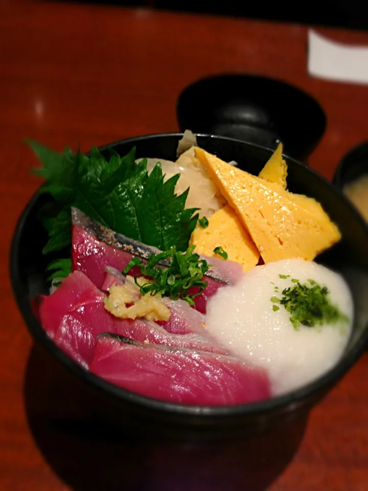 初夏の炙りかつおと山芋とろろ丼|たけさん