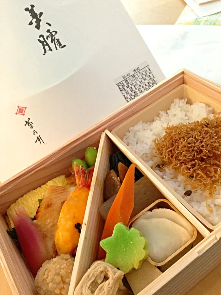 Bento box by Kikunoi. 京都の料亭 菊乃井のお弁当宅配してくれるなんて、日本はスヴァらしい！ (お弁当は1500円、配達は1万円以上)|Hitoshi Hokamuraさん