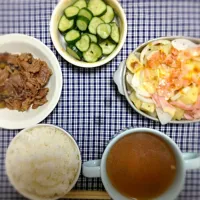 牛肉とナスの甘辛煮＊じゃがいもとベーコンのチーズ焼き＊キュウリの浅漬け＊油揚げのお味噌汁|♡りんご♡さん