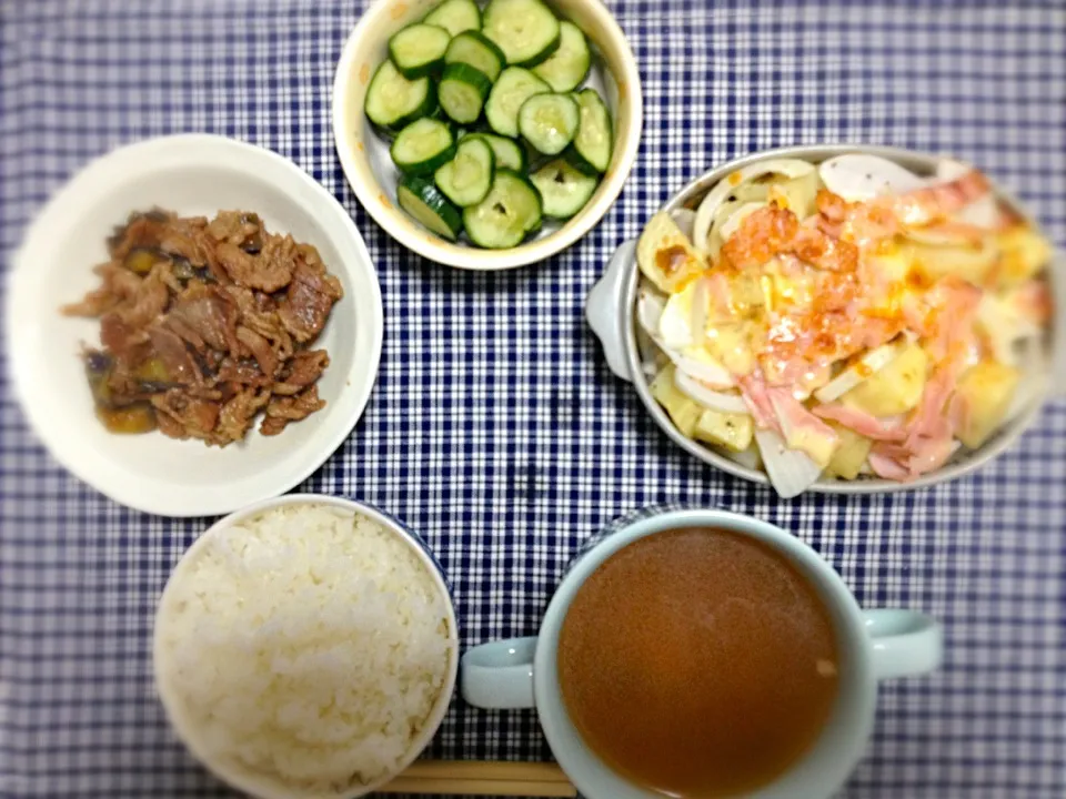 牛肉とナスの甘辛煮＊じゃがいもとベーコンのチーズ焼き＊キュウリの浅漬け＊油揚げのお味噌汁|♡りんご♡さん