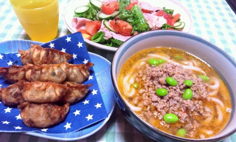 担々風うどん(豚挽肉･白ねぎ･生姜･枝豆)、揚げ餃子(先日余分に作った残り)、サラダ(サラダポーク･きゅうり･グリーンリーフレタス･トマト)|まあるさん