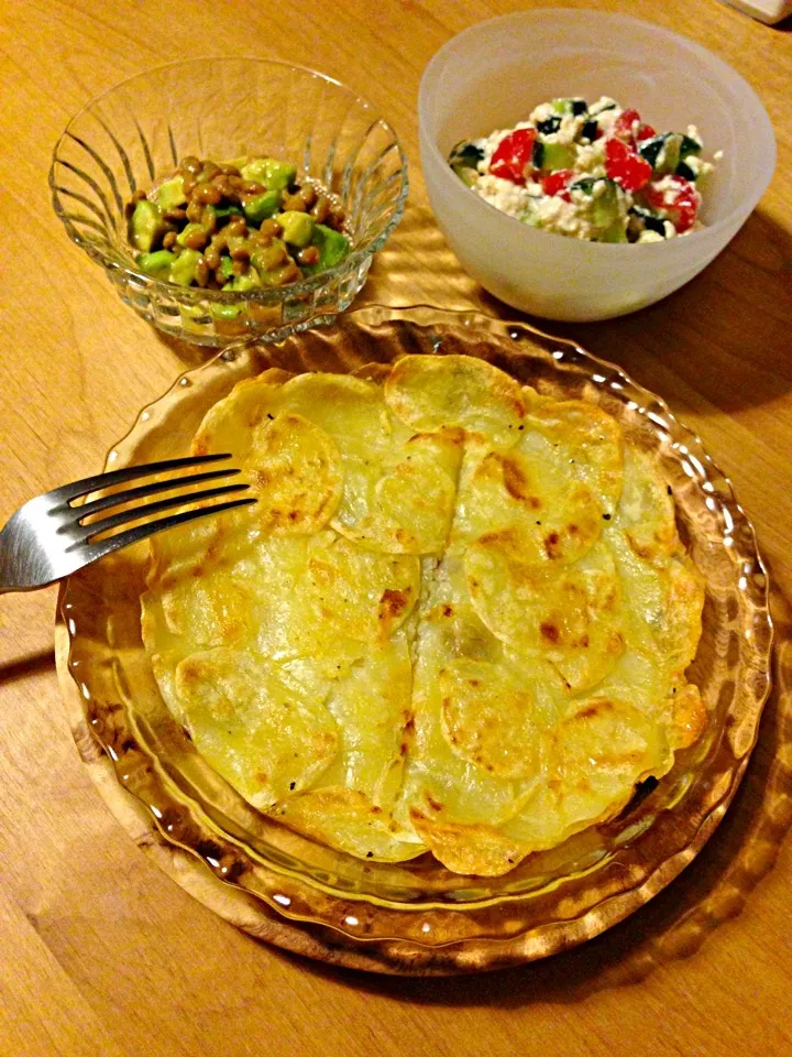 ポテトの重ね焼き＆夏野菜と豆腐のイタリアンサラダ＆アボカド納豆バジル和え🍴♥|YuK:さん