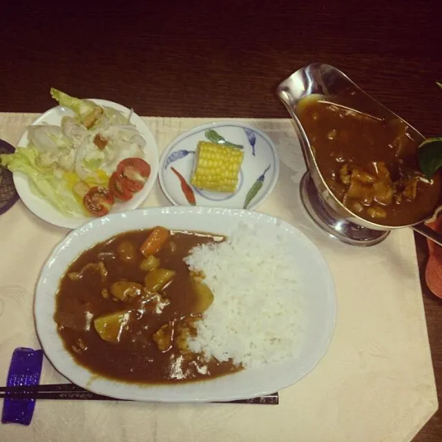 カレー、サラダ、とうもろこし|さとこさん