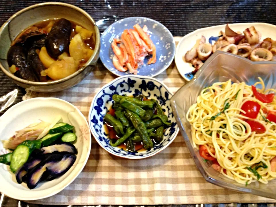 なすとジャガイモの煮物  カニ身  イカのバター焼き  ししとうキンピラ  大葉とトマトとベーコンの冷製パスタ  糠漬け|ベタママさん