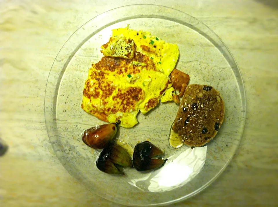 Egg omelet, rye read, figs with blue cheese and honey|yasmin resendorfさん