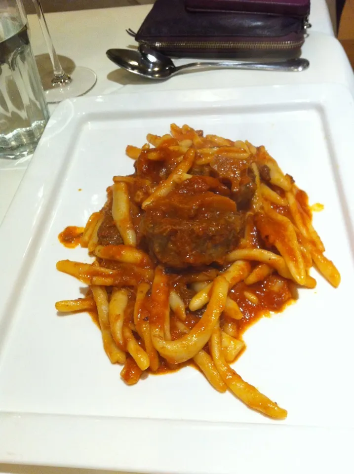 Strozzapreti (priest-chokers) pasta with oxtail in tomato sauce|@projecthoneypotさん