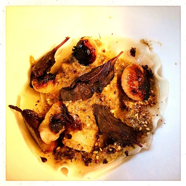 ROASTED ACORN RAVIOLI. WALNUT CAULIFLOWER PESTO. ROAST CIPPOLINI. BLACK BASIL. ZA'ATAR|GREG ARNOLDさん