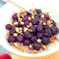 Oatmeal made with chia seeds, flax, almond milk and cinnamon and topped with frozen blueberries organic peanut butter and toasted walnuts.|Lizzyさん