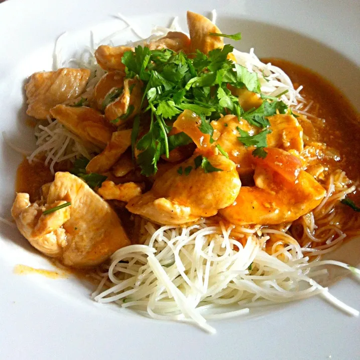 Chinese Curry Chicken Stir Fry with Rice Noodles|Nicole Avisさん