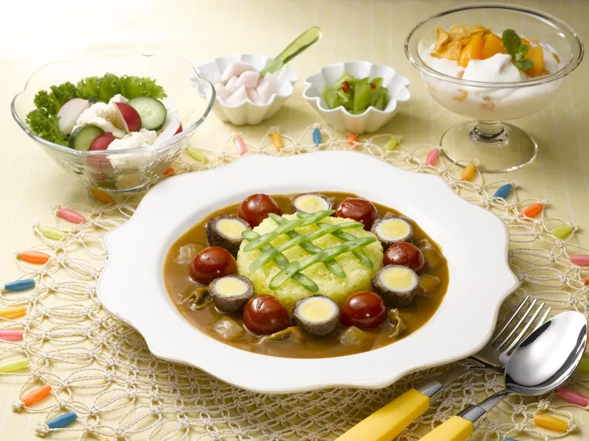 トマトとうずらの卵でひまわりのお花カレー|ハウス食品さん