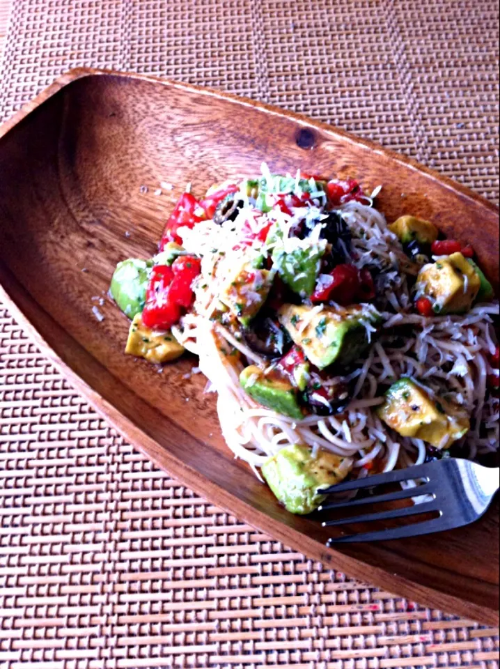 Japanese Cold Capellini w/ Avocado n Tomato  アボカドとトマト、そうめんで冷製カッペリーニ風*\(^o^)/*yuka nakataレシピで、作った〜|いよこ🍻さん