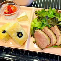 Snapdishの料理写真:手作りフォカッチャでランチ|riyohanaさん