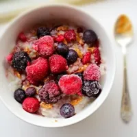 Snapdishの料理写真:Oatmeal with berries and peanut butter|Lizzyさん