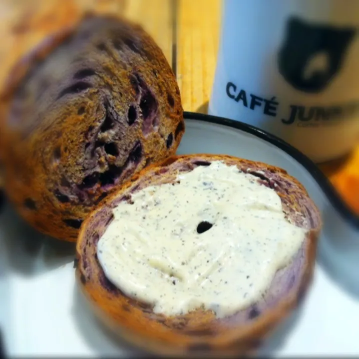 Snapdishの料理写真:伯爵奶茶佐藍莓貝果 Earl Milk Tea cream with blueberry bagel|claireさん