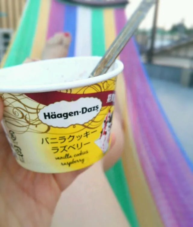 Haagen-Dazsバニラクッキーラズベリー|トミーサクさん