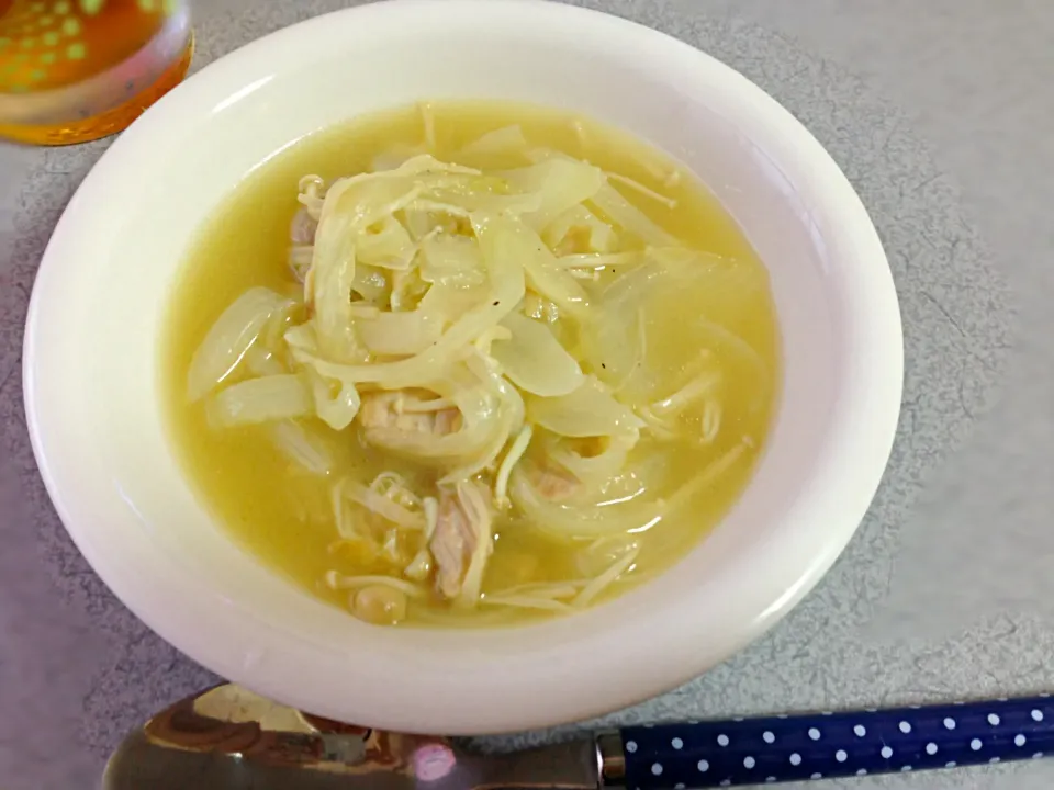 Snapdishの料理写真:チキンと玉ねぎときのこのスープ|まゆさん