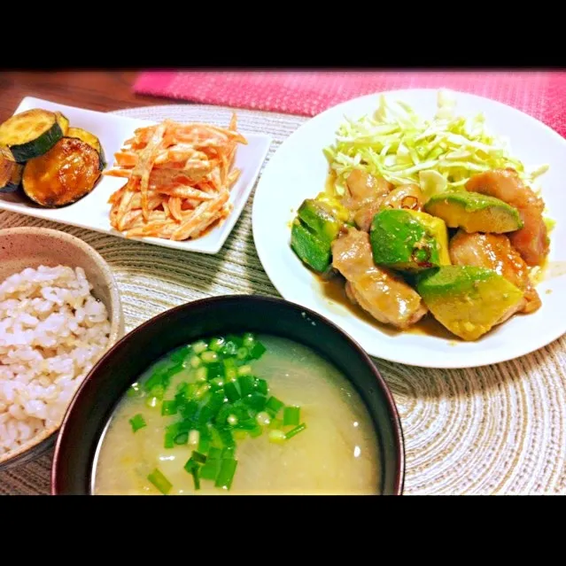 ●ごはん ●キャベツ玉ねぎみそ汁
●鶏とアボカド照り焼き ●ズッキーニポン酢ソテー ●人参ごまマヨサラダ|ぷみさん