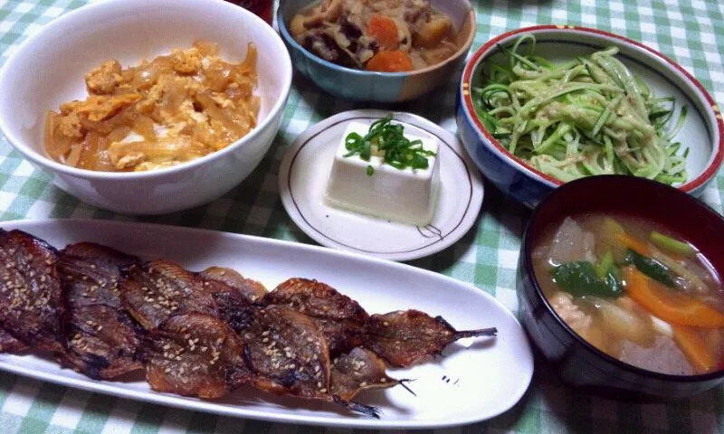 Snapdishの料理写真:玉子丼(玉葱･卵)、小鯵干物、きゅうりゴマドレ和え、冷奴(生姜･青ねぎ)、鶏つみれ入りお味噌汁(鶏挽肉･玉葱･卵･ブナピー･蒟蒻･人参･オクラ･青ねぎ)|まあるさん