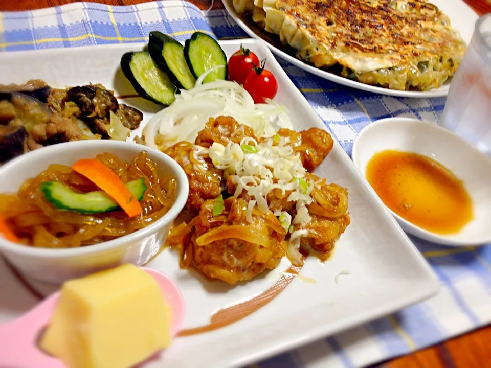 チキン南蛮、春雨サラダ、なすとキャベツと豚肉の胡麻味噌炒め、焼き餃子|シロクロさん