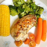 Snapdishの料理写真:Grilled Chicken with Steamed Broccoli, Baby Carrot and Sweet Corn|stephanie singgatamaさん