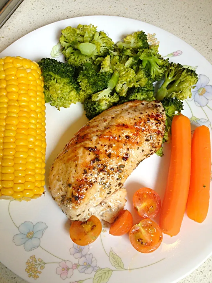 Grilled Chicken with Steamed Broccoli, Baby Carrot and Sweet Corn|stephanie singgatamaさん