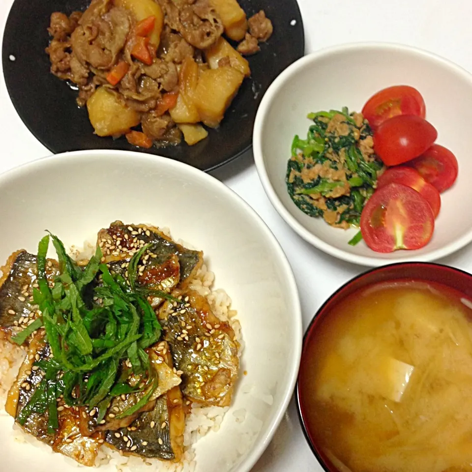 鯵の蒲焼き丼・ほうれん草とツナのゴマ和え・豆腐と茗荷の味噌汁|綾乃さん