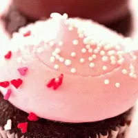 strawberry icing  chocolate cupcake|deevenaさん