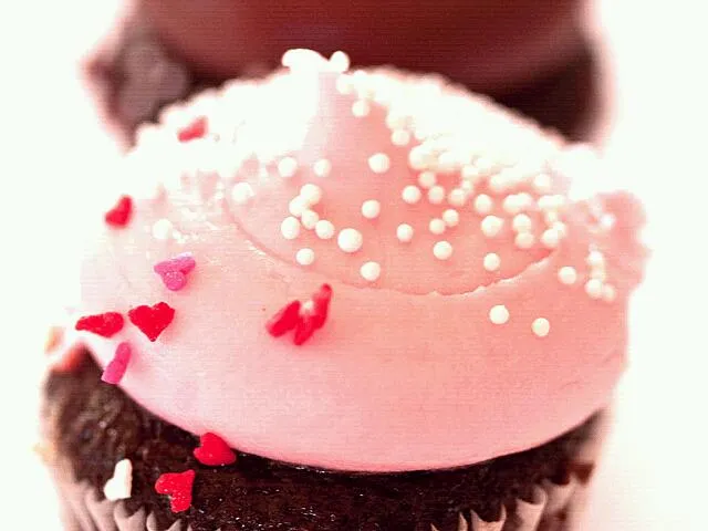 strawberry icing  chocolate cupcake|deevenaさん