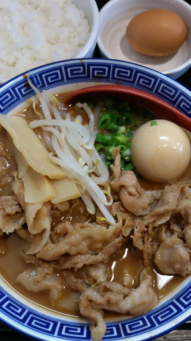 【高円寺 徳島ラーメンＪＡＣ】肉たっぷりの濃いめの拉麺ライス|うめロクさん