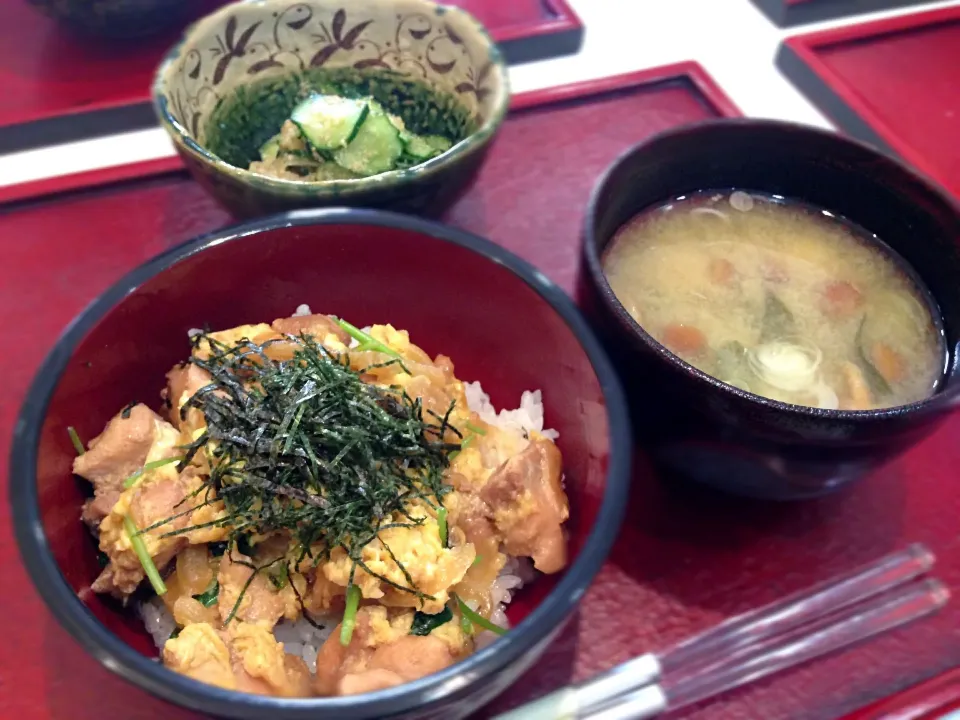 親子丼、きゅうりとクラゲの味噌酢和え、豆腐となめこの味噌汁|ななさん