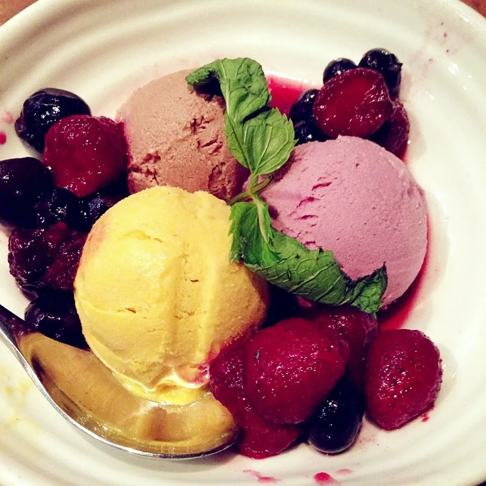 Raw mango, chocolate and raspberry ice cream with berry compote|Rianneさん