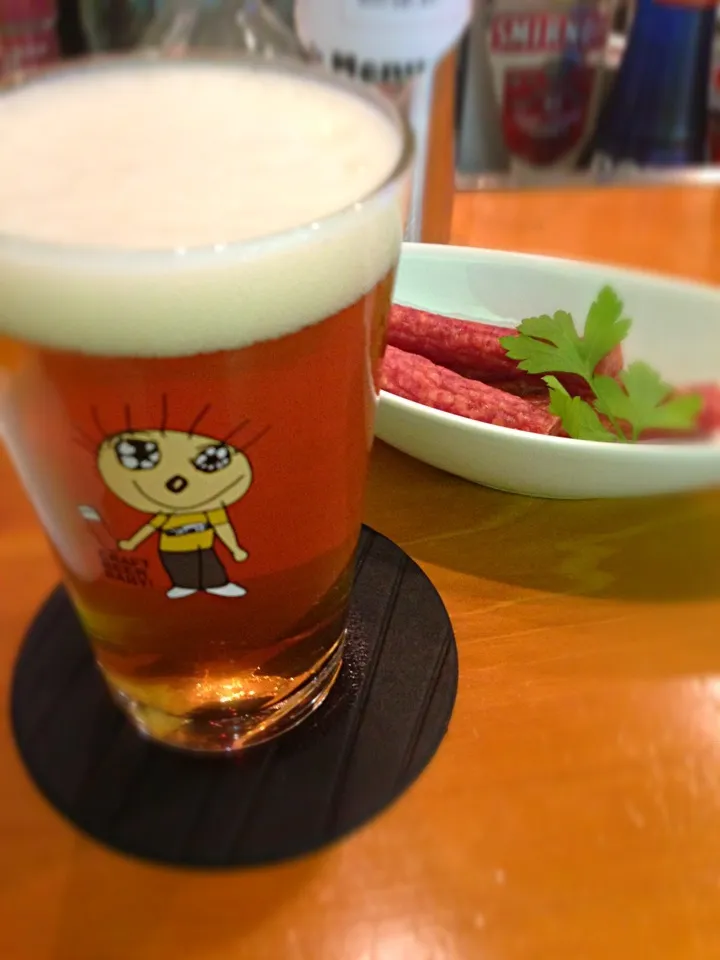 棒サラミとあくらビールさんのキィウィIPA|カザラさん