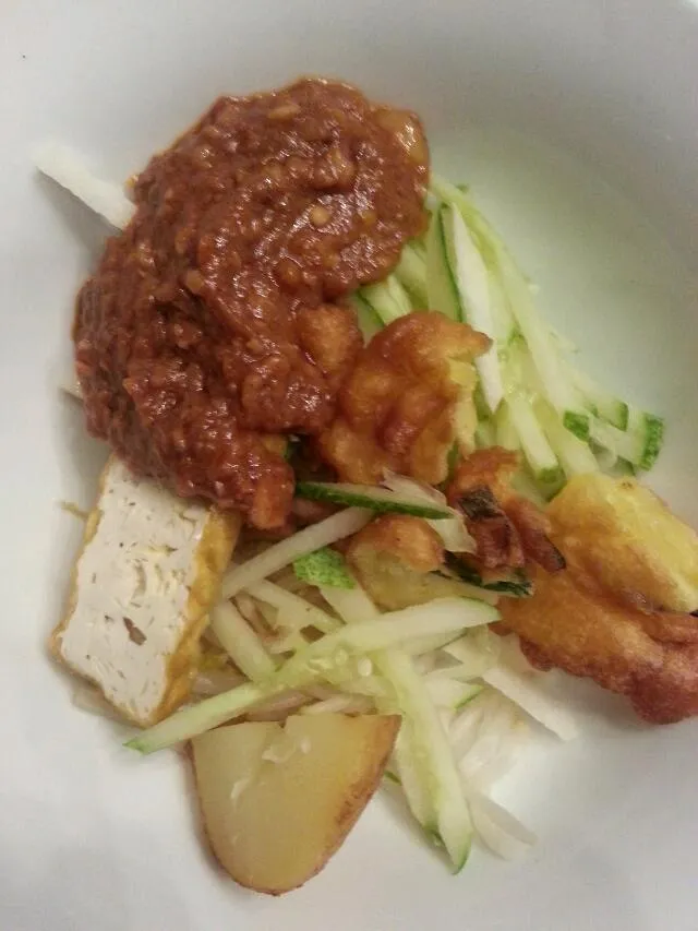 rojak or gado gado...it is a Malaysian salad dish consists of prawn fritters..cucumber..tofu..potatoe & peanut gravy pour over the condiments.|yapさん