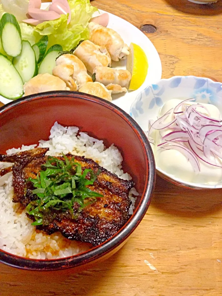 鰯の蒲焼き丼、ササミの大葉巻き|智さん