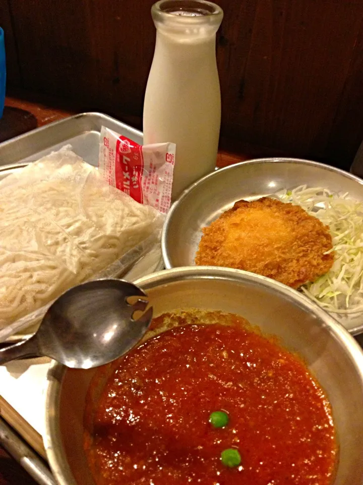 Snapdishの料理写真:今日の給食 ソフト麺ミートソース、マヨタマハムカツ、ミルメークいちご|ダンディ☆和田さん