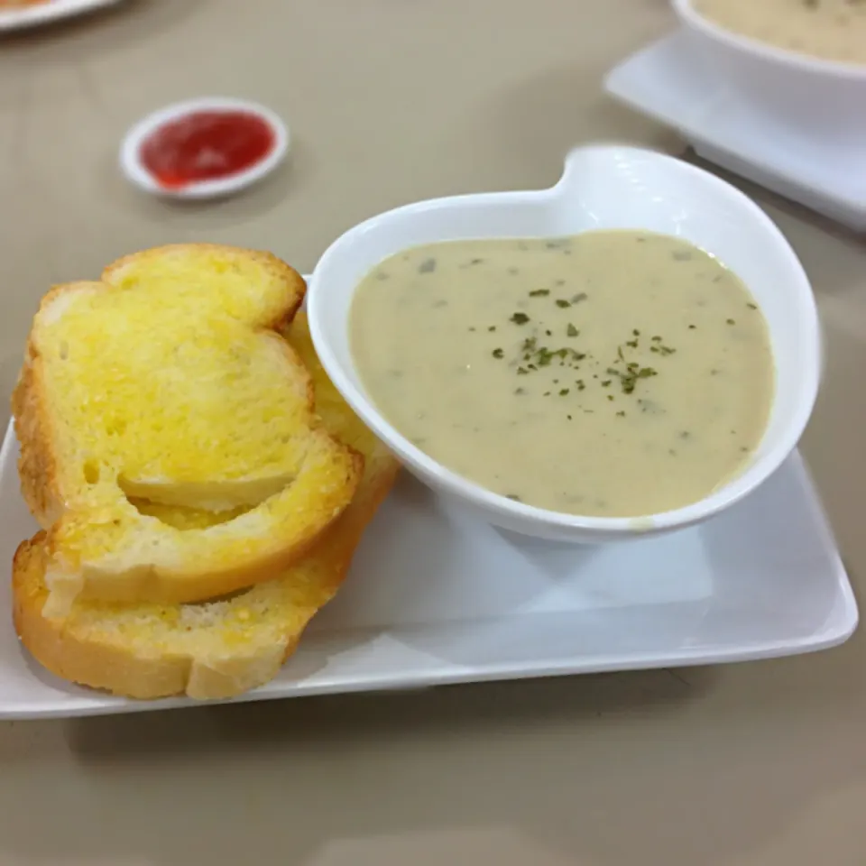 Mushroom soup and garlic bread! ^^|해리さん