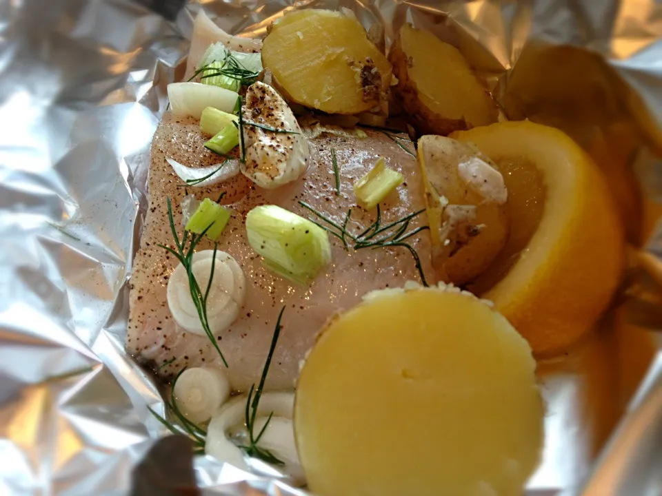 Fish package in the grill with white fis,cream cheese,lemon,dill and onion|ozzy sparaさん