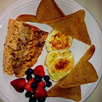 Garlic herb salmon over hard eggs whole wheat toast|Cheevon Craytonさん