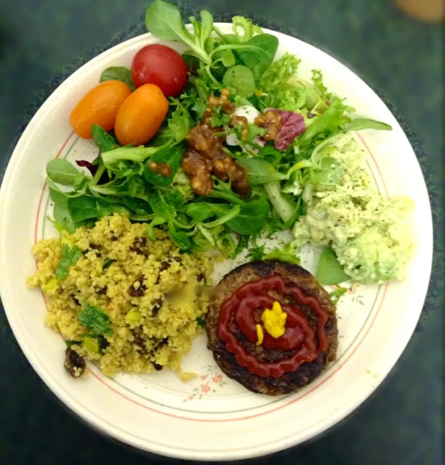 (One-plate dish)  Couscous、Avocado & Vegetarian burger, ベジバーガー&クスクス、アボカド、ミックスサラダ|ずきみくさん