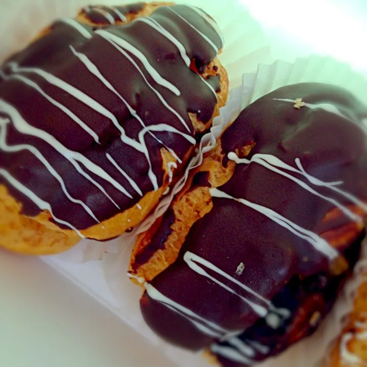 Chocolate Eclairs|John Tompkinsさん