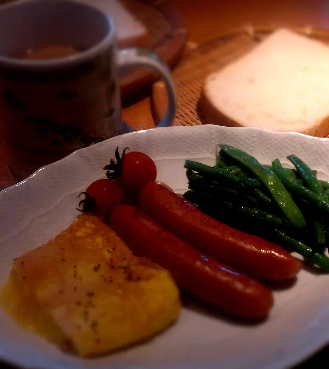 Snapdishの料理写真:本日朝食の主役、7ゴールド 金のウィンナーと金の食パン|たかりょーさん