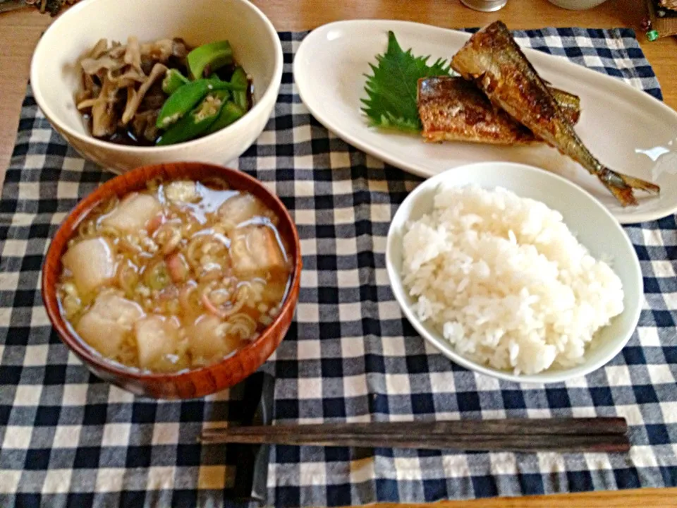 お昼ごはん★秋刀魚の塩焼き、舞茸とオクラの煮びたし、お麩とみょうがのみそ汁|ハルさん