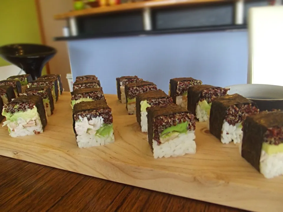 Chicken and avocado sushi with red quinoa|kipper's kitchenさん