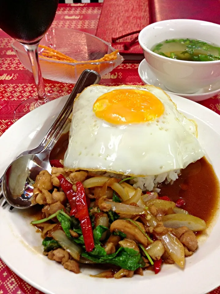 ผัดใบกะเพราไก่ ガパオ鶏肉炒めご飯@ที่ญี่ปุ่น ร้านอาหารไทย ตะวันนา 千葉 行徳 タイ料理タワンナー|akiさん