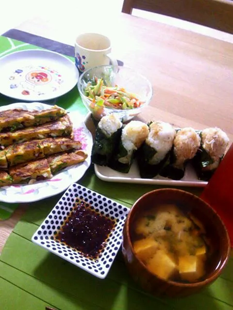 ☆遅めの夕飯☆烏賊のﾁﾁﾞﾐ＊ｱｽﾊﾟﾗﾏﾖ和え＊ｼﾗｽｵｶｶお握り＊豆腐若芽味噌汁|ｼｮｺﾗさん