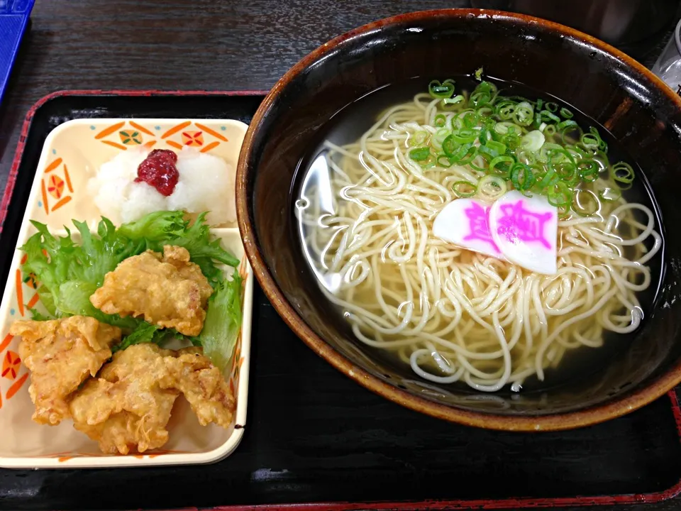 Snapdishの料理写真:資さんうどんの冷やしうどん❗鶏天梅おろしセット😋|みほままこさん