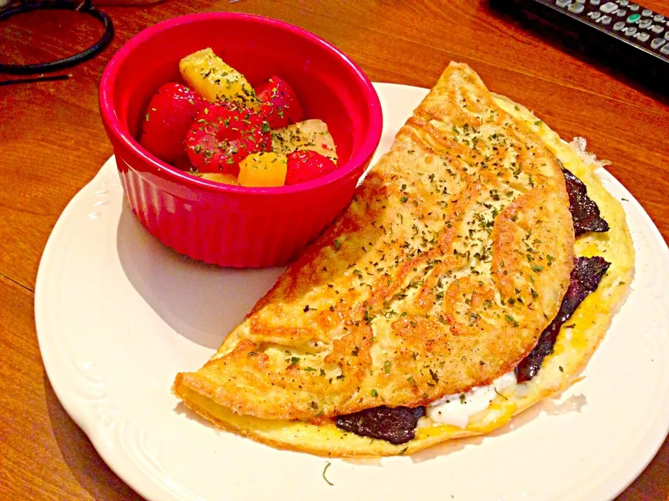 Turkey Bacon & Cheese Omelet with a Strawberry & Pineapple Fruit Salad|Phyliciaさん